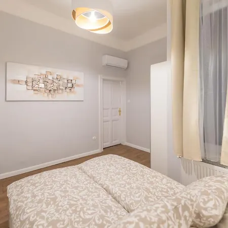 Downtown Heart 3bdr Jokai Square Ac * 布达佩斯