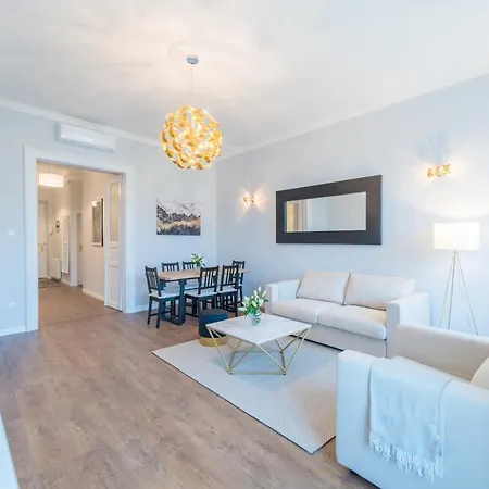 Downtown Heart 3bdr Jokai Square Ac Apartment *