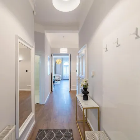Downtown Heart 3bdr Jokai Square Ac * 布达佩斯