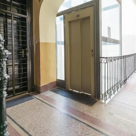 Downtown Heart 3bdr Jokai Square Ac