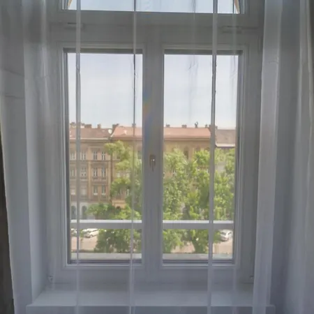 Downtown Heart 3bdr Jokai Square Ac דירה