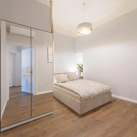 Downtown Heart 3bdr Jokai Square Ac 布达佩斯