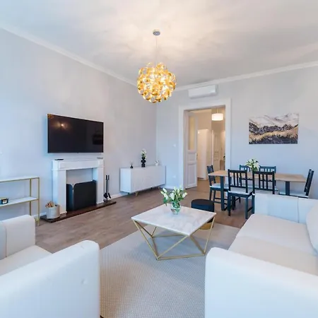Downtown Heart 3bdr Jokai Square Ac Apartment Budapest