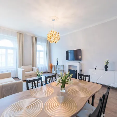 Apartment Downtown Heart 3bdr Jokai Square Ac *