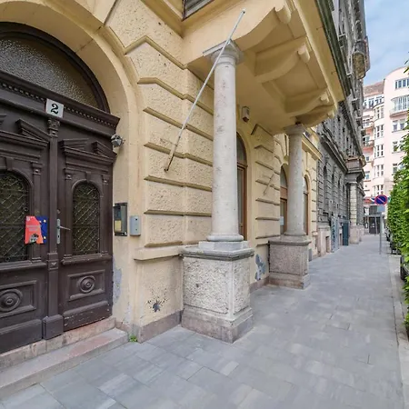Downtown Heart 3bdr Jokai Square Ac