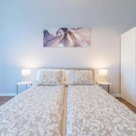 Downtown Heart 3bdr Jokai Square Ac Apartment *